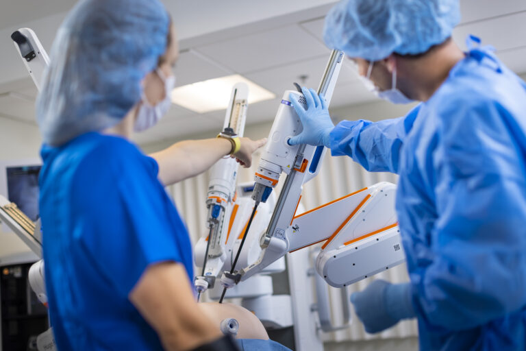 Hugo, el robot que hoy realizará su primera intervención quirúrgica en el Hospital Universitario de Cáceres